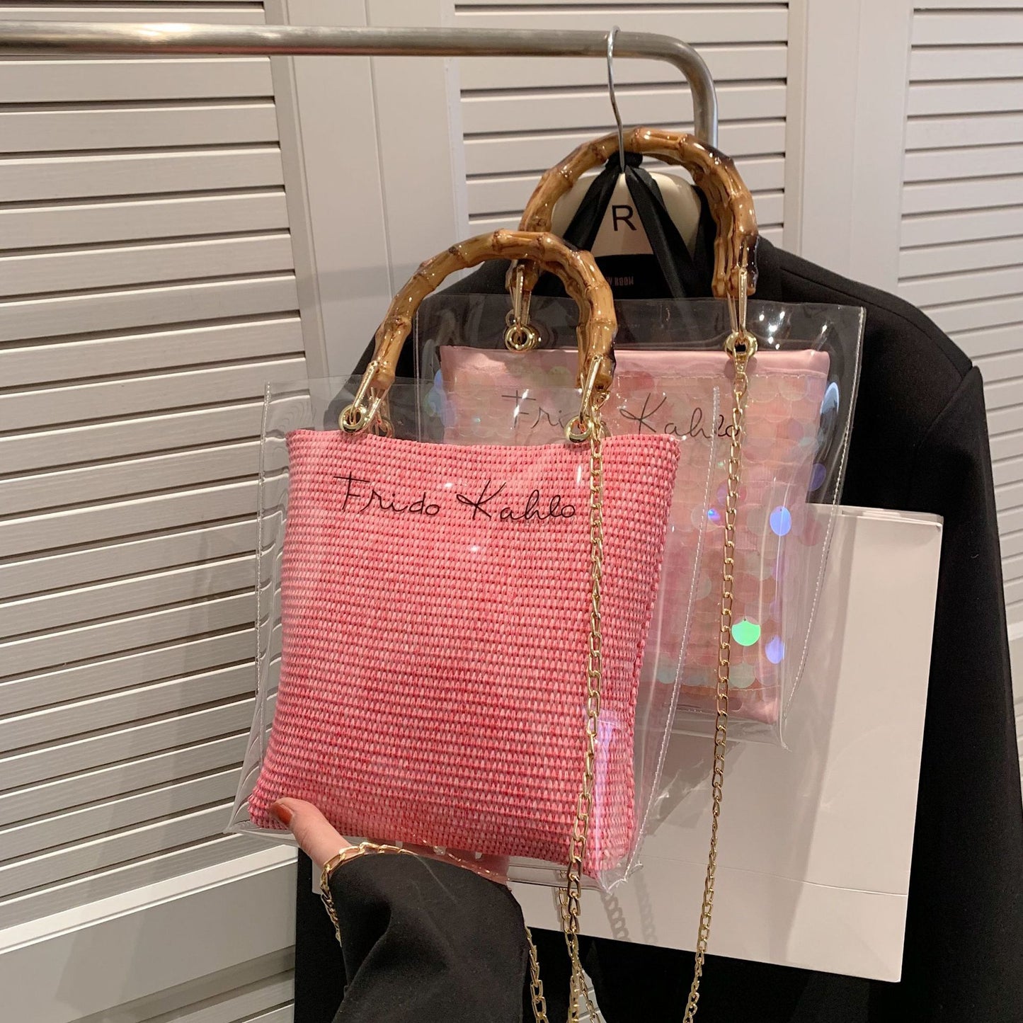Fashionable and versatile handbag