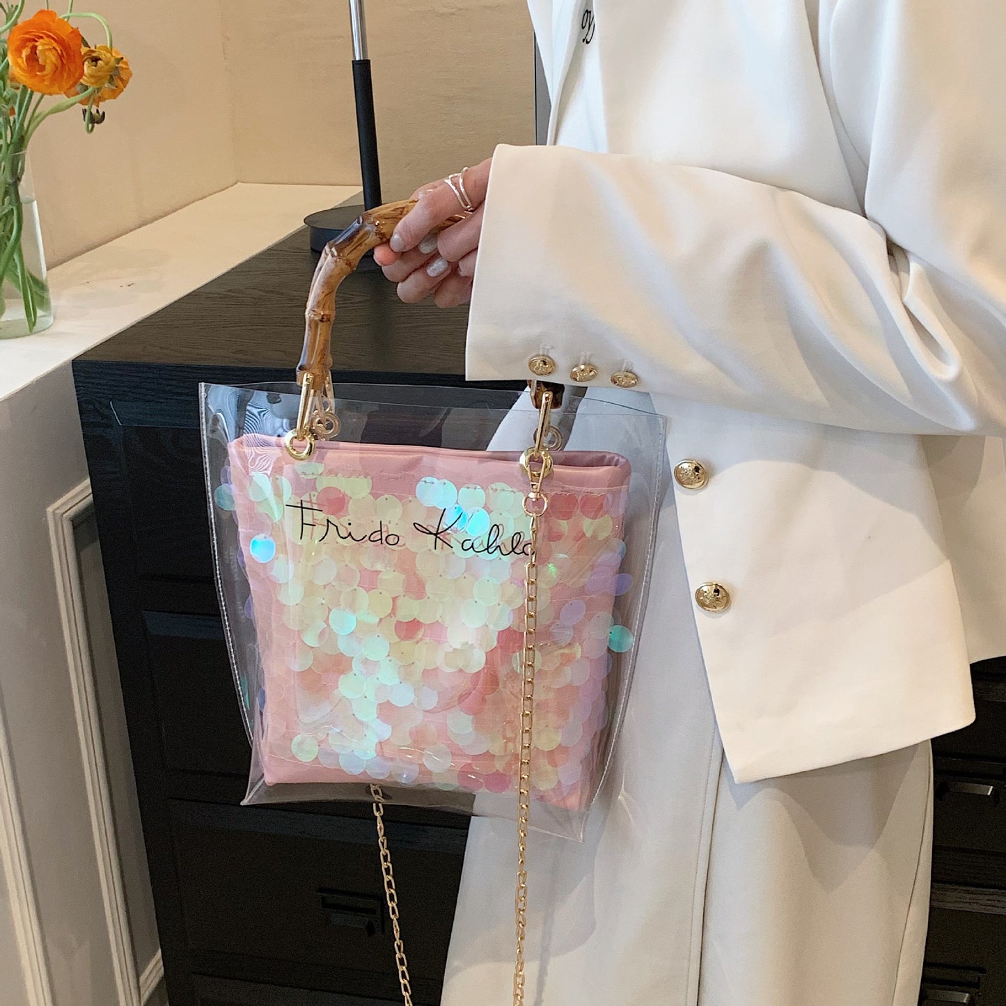 Fashionable and versatile handbag