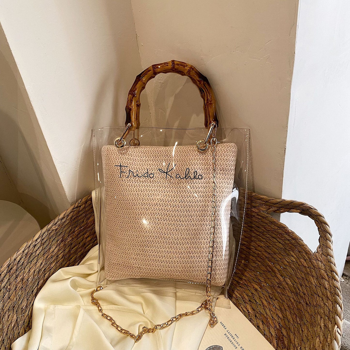 Fashionable and versatile handbag