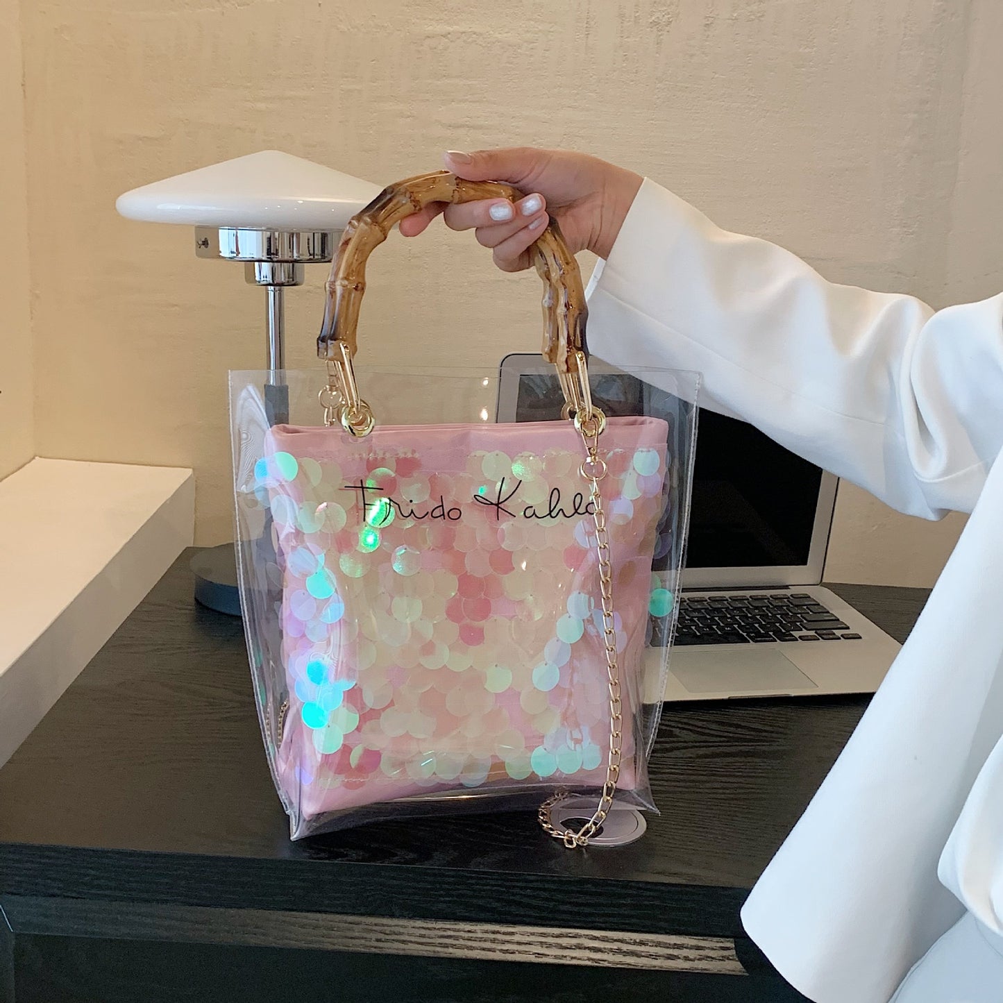 Fashionable and versatile handbag
